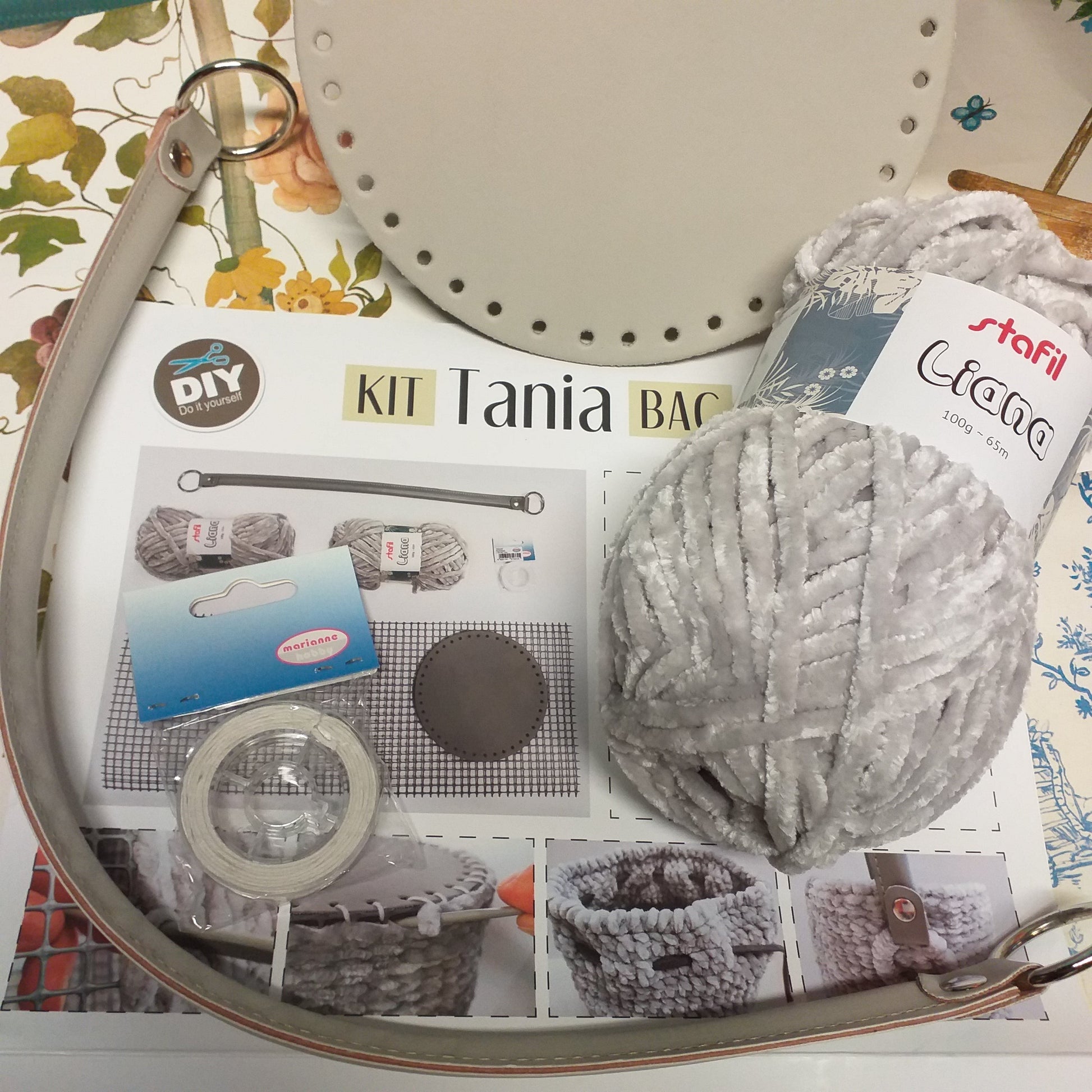 composizione kit Tania bag Stafil Diy spiegazioni materiale realizzare borsa fettuccia ciniglia e accessori ecopelle fondo tondo manico occhiello completa di rete canvas cordino cerato istruzioni tutorial passo passo
