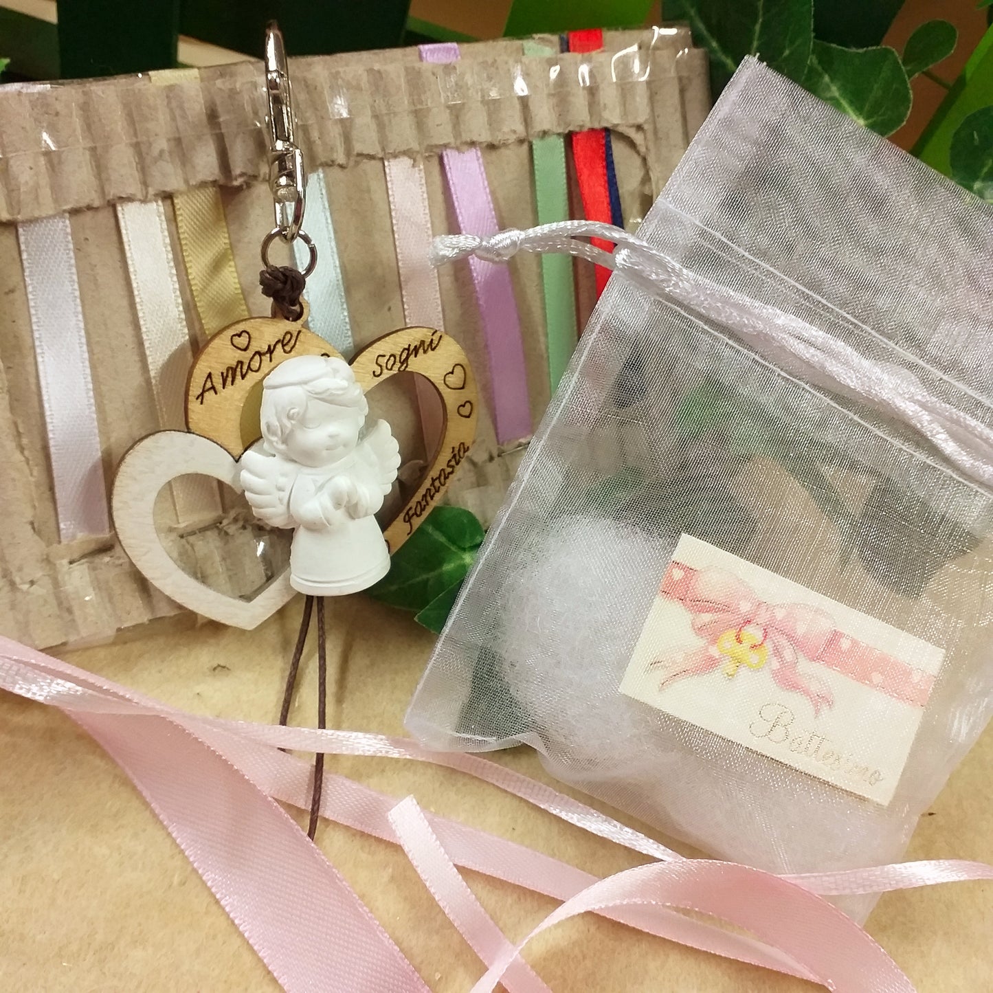 Kit fai da te sacchettino bianco nastro colori e rosa bimba femminuccia angelo bomboniere nascita Battesimo con portachiavi angioletti frase scritta gessetto su doppio cuore legno uso confezionamento confetti Prima Comunione Cresima matrimonio 18 anni anniversario laurea