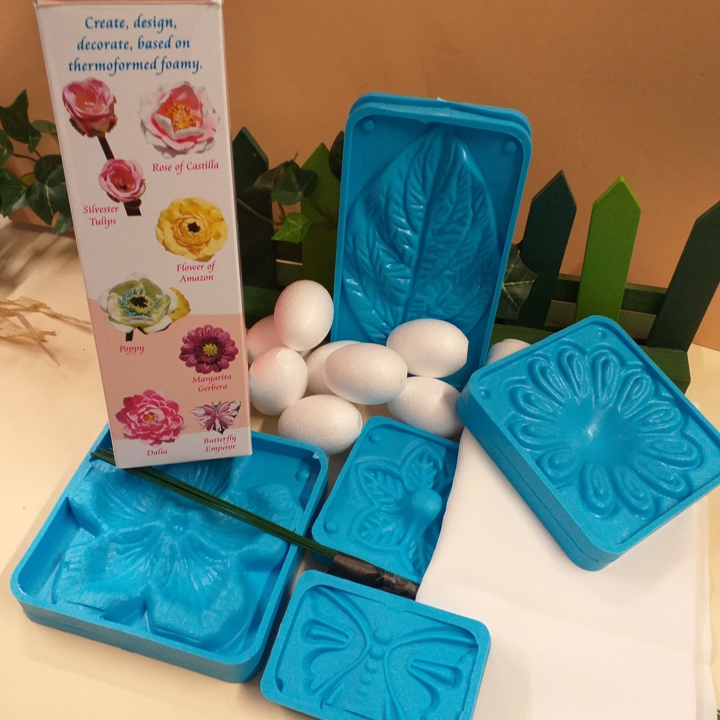 bianco latte e kit 5 stampi silvestre Renkalik Thikas camelia tulipano fiore dell'Amazzonia, peonia, margherita dalia farfalla, per tessuto termomodellabile termoformabile tecnica fommy gomma crepla creare fiori con stoffa termica Primette Primavera Natale colori ovetti polistirolo steli di filo di ferro