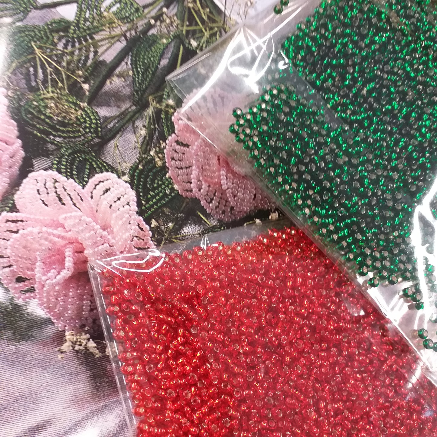 Guida manuale materiale occorrente Kit fai da te perline di conteria veneziane rosse e verdi per rose di Venezia