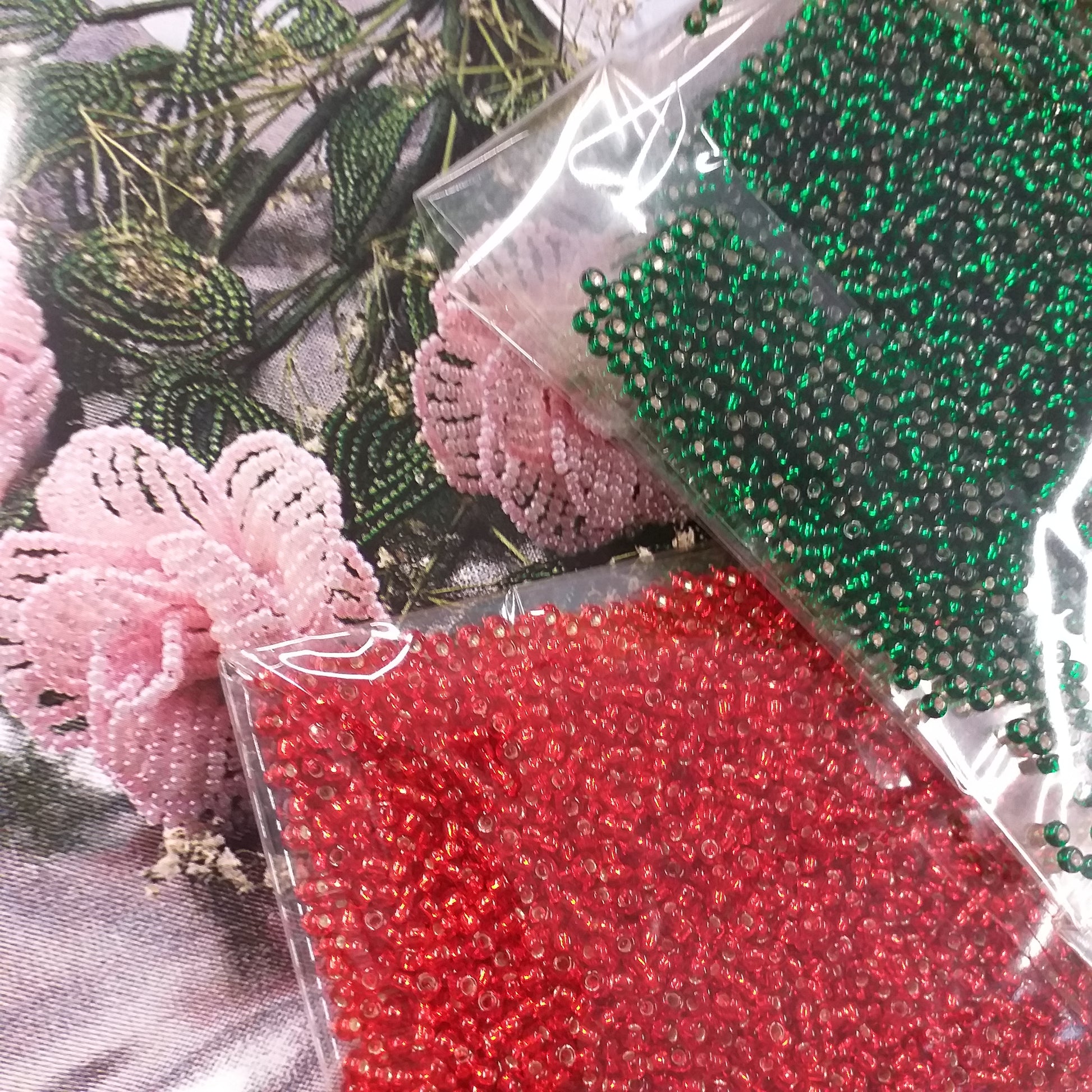 Guida manuale materiale occorrente Kit fai da te perline di conteria veneziane rosse e verdi per rose di Venezia