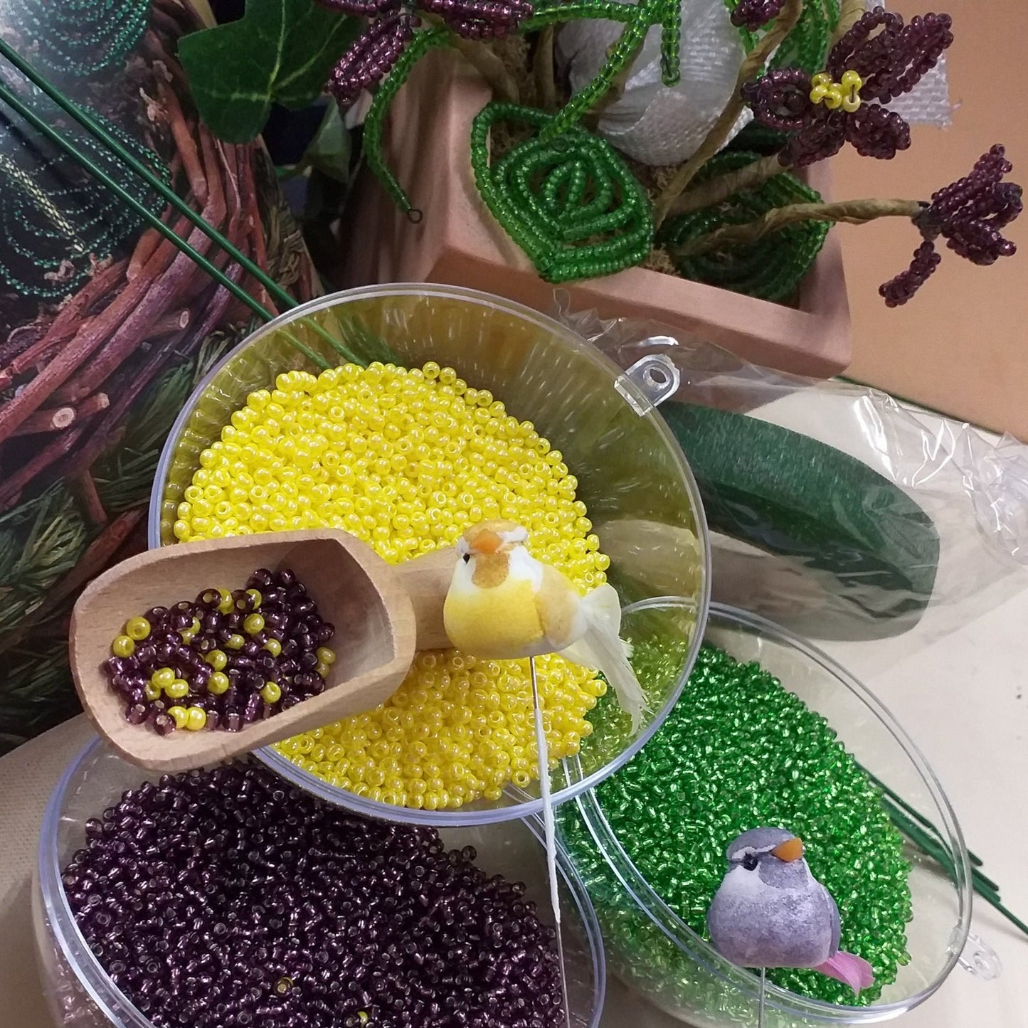 kit ferro filo steli barretti guttaperca uccellini composizione floreale violette perline rocailles di conteria veneziana perle di vetro per creare fiorellini con materiali accessori spiegazioni tutorial fotografici istruzioni schemi