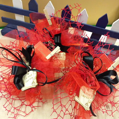 segnaposti sacchettini rete rosso portaconfetti bomboniere confezionate confetti con ciondolo legno applicazione la mia laurea calamaio pirografia nastro colore nero bigliettino targhetta su clip mollettina personalizzato