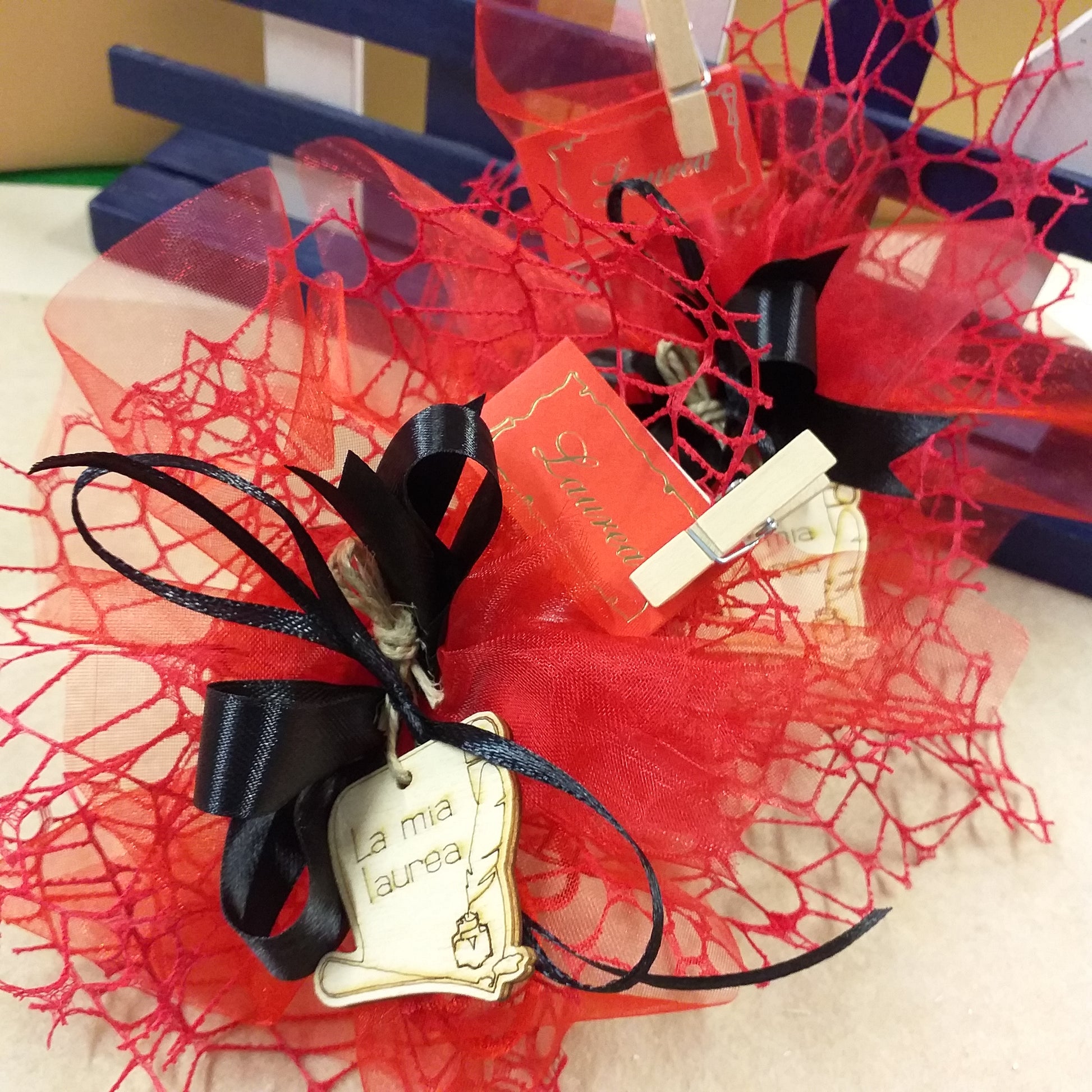 rosso e nero segnaposti sacchettini portaconfetti bomboniere confezionate confetti con ciondolo legno applicazione la mia laurea calamaio pirografia nastro bigliettino targhetta su clip mollettina personalizzato