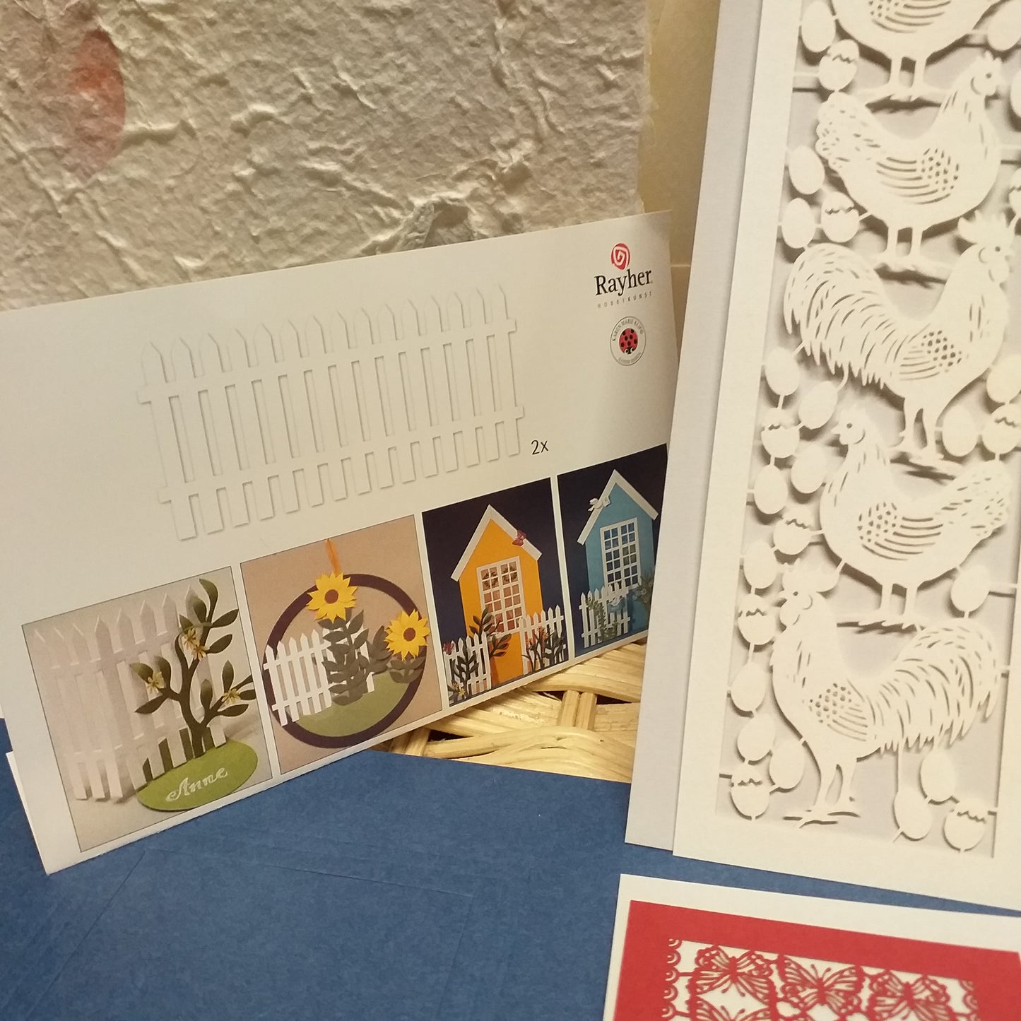 Cofanetto carte cartoncini accessori materiali cartamodelli idee lavoretti facili per bambini creativi attività a casa a scuola biglietti calendari decorazioni uova gallina staccionata Pasqua