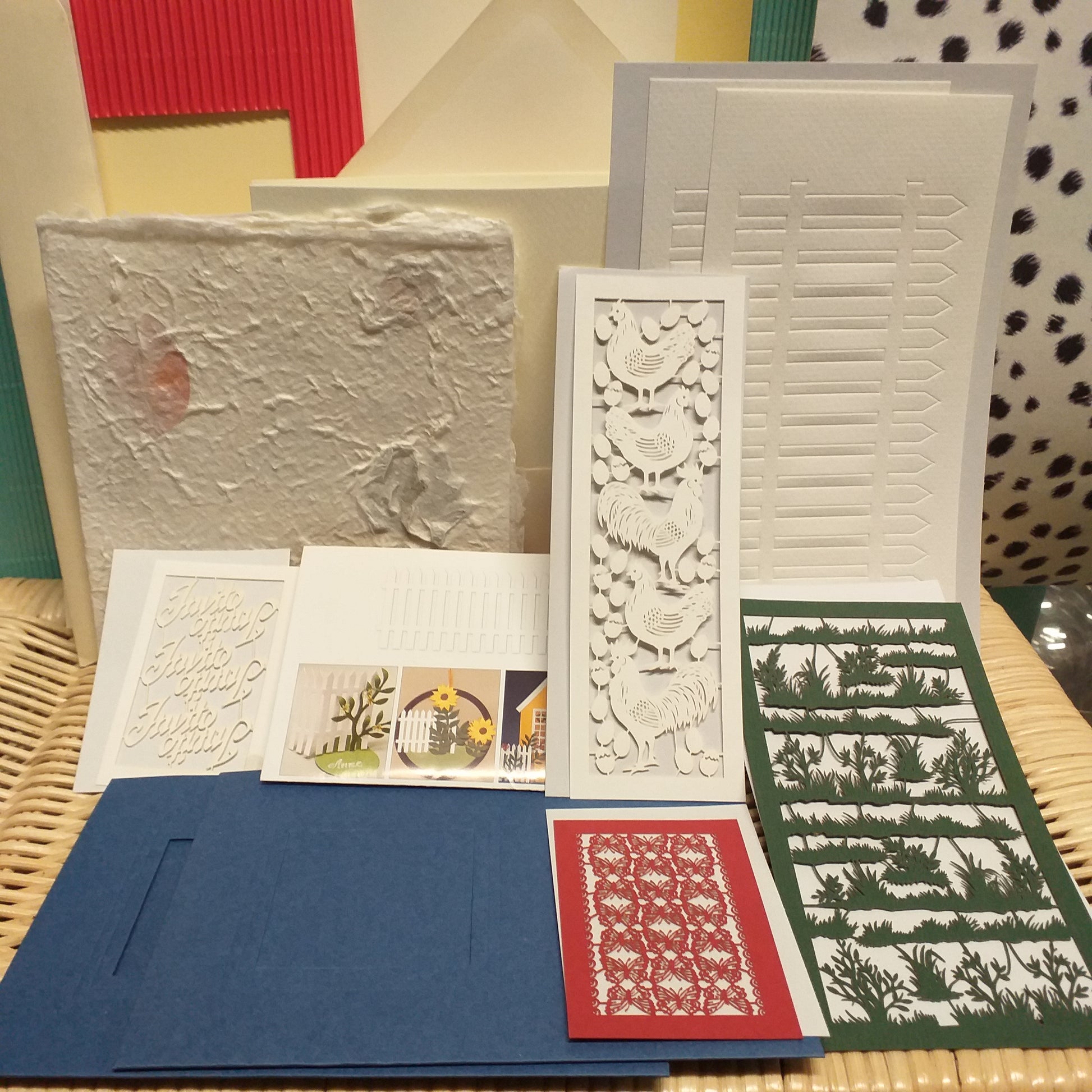Set creativo cofanetto lavoretti bambini divertimento carte cartoncini decorazioni feste compleanno estate primavera fustellati Pasqua