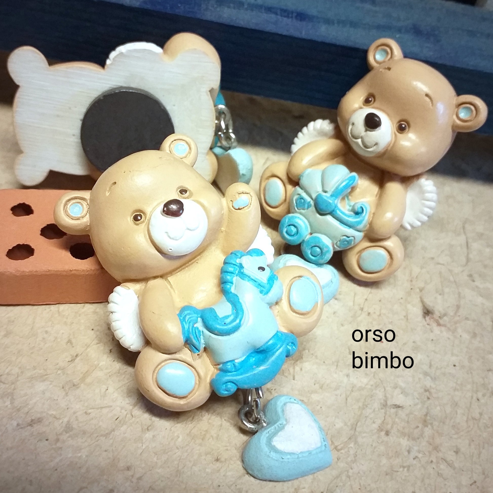 orso bimbo azzurro celeste con cuoricino cavalluccio carrozzina orsetti con calamita magnete ricordino regalo oggettino bomboniere nascita battesimo babyshower