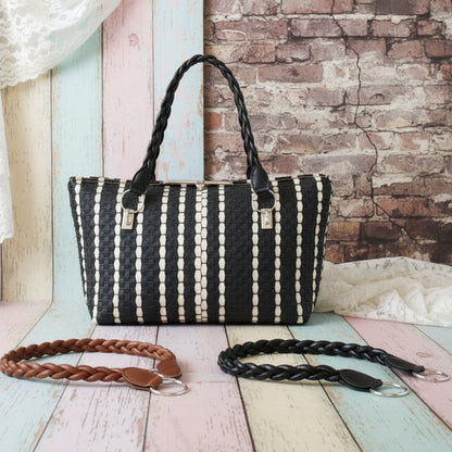 vetrina negozio manici per borse fettuccia uncinetto corda di ecopelle intrecciati con accessori finali chiusura anello nero tinta cuoio idea fai da te borsetta a spalla con piattina