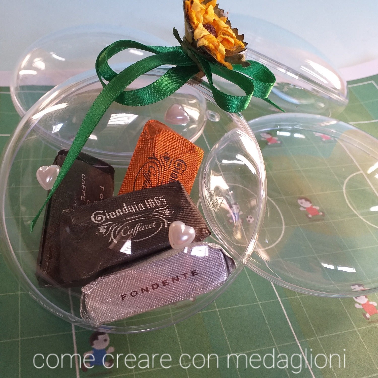 come creare fai da te medaglioni plastica plexiglass trasparenti divisibili apribili girasole fiori nastro dolcetti cioccolatini regalini pasquali cuoricini perline