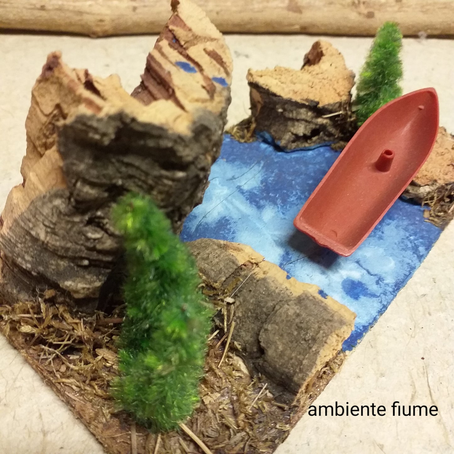 sughero e legno dipinto barchetta ambiente fiume ambientazione Presepe arredi casa delle bambole bonsai alberi piantine perline