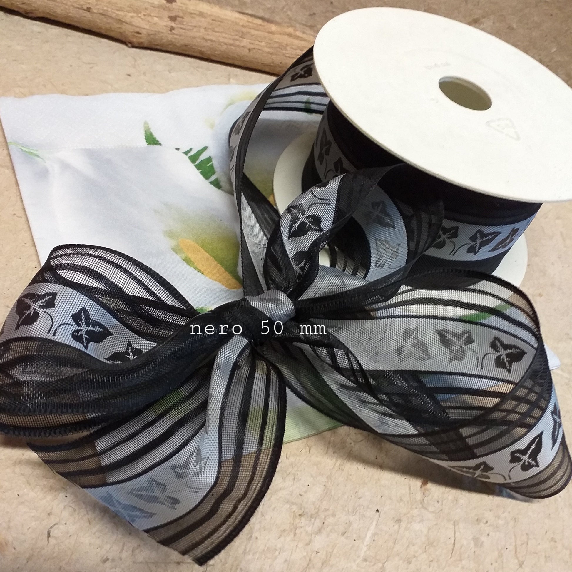 disegno edera colore nero 50 mm nastro organza decorativo uso confezionamento packaging fai da te confezioni regali natalizi decorazioni addobbi hobby creativi con fiocco coccarda