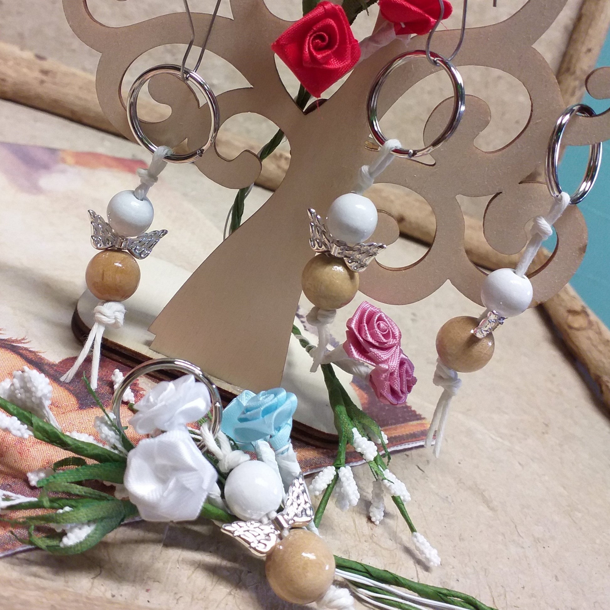 azzurro rosso rosa bianco bomboniere portachiavi angioletto shabby chic perline personalizzato fatto a mano angelo perle legno per Battesimo bimbo bimba Comunione bambini ragazzi Cresima confezionato roselline nebbiolina fiori