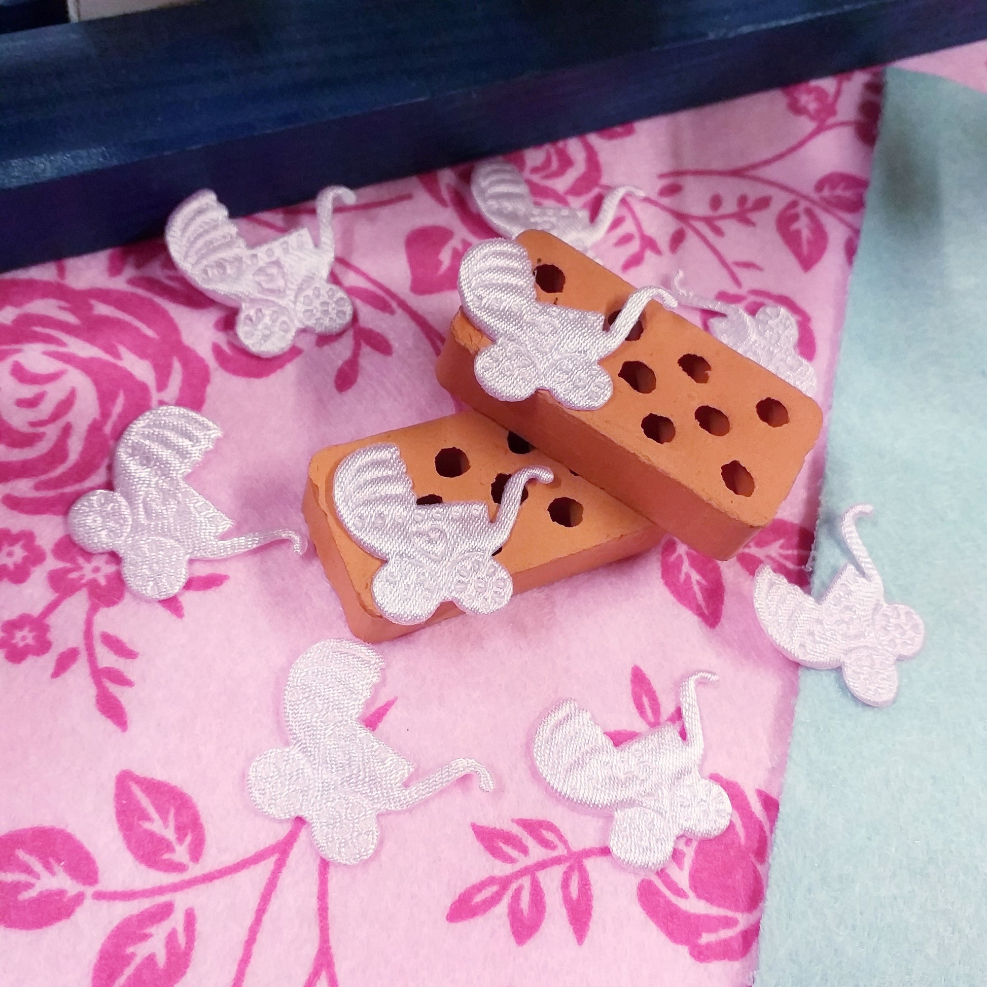 applicazioni carrozzina stoffa offerta 1 euro bomboniere nascita babyshower battesimo confezionate sacchettini baby colori pastello per bimba femminuccia