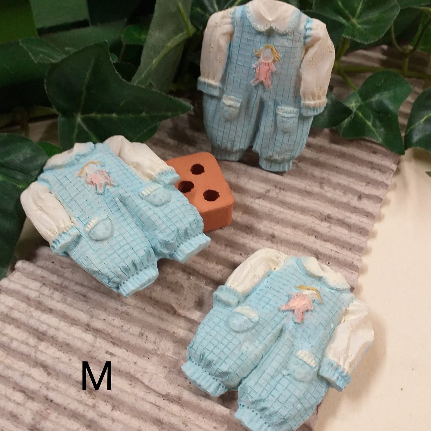 tutine maschio bimbo celeste azzurro applicazioni resina lotto di offerta stock bomboniere ricordini baby shower Battesimo oggetti regalini nascita