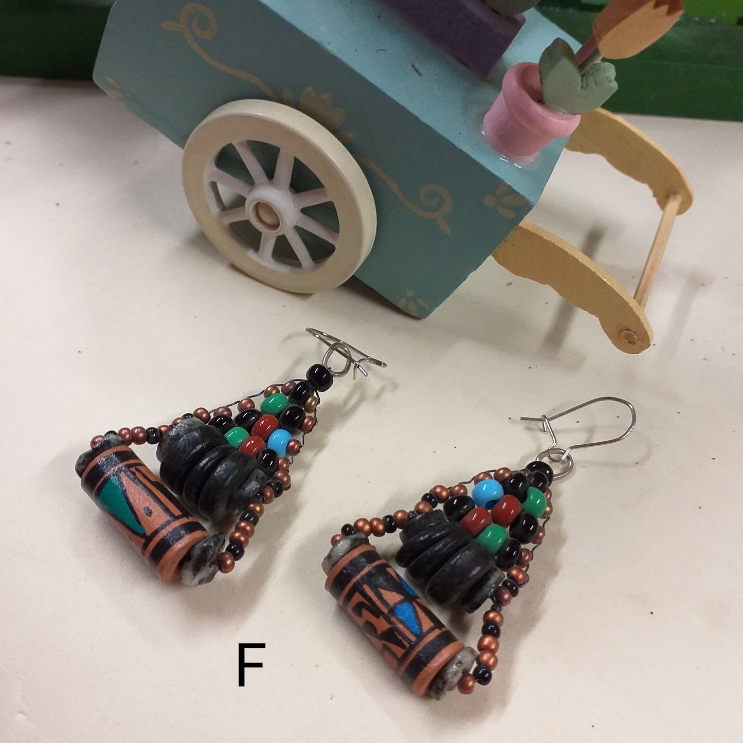 shop online retrò orecchini particolari  bigiotteria etnica perline colorate di Fimo perle multicolore pietre vetro, metallo wire