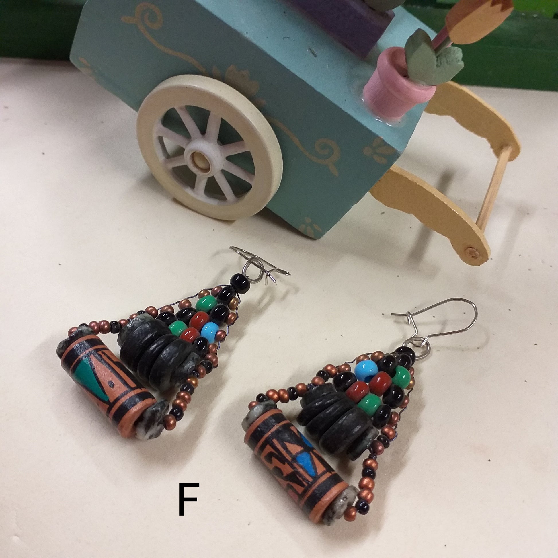 shop online retrò orecchini particolari  bigiotteria etnica perline colorate di Fimo perle multicolore pietre vetro, metallo wire