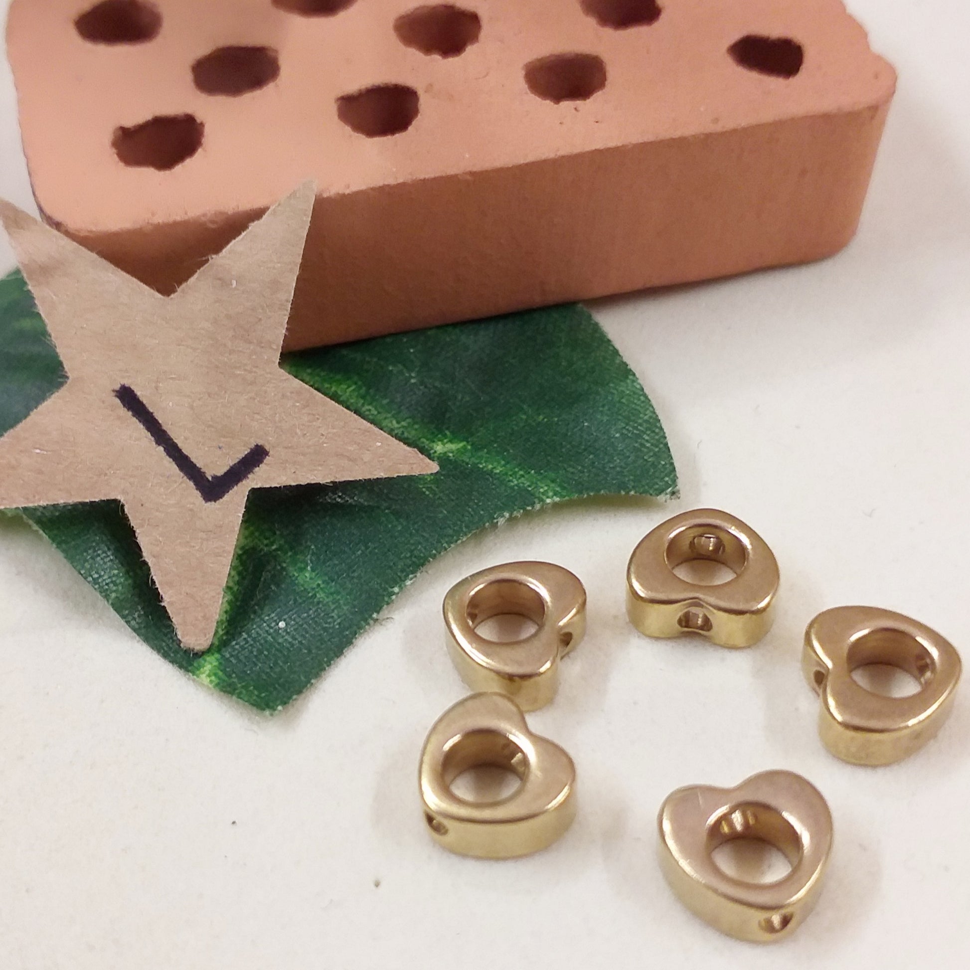 cuoricini dorati per ciondoli metallo charms pandora-style per fettuccia tubolare uso creare borse bracciali collane bijoux di bigiotteria fai da te con perle di metallo foro passante