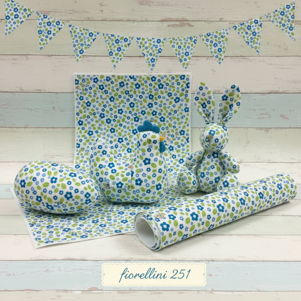 blu verde pannello tessuto cucito creativo feltro pannolenci pasqua stampato fantasia disegnato fiorellini primavera fondo panna pastello uso lavoretti creativi bambini pasquali ghirlande fuoriporta centrotavola fiori composizioni uovo gallina coniglio
