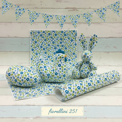 blu verde pannello tessuto cucito creativo feltro pannolenci pasqua stampato fantasia disegnato fiorellini primavera fondo panna pastello uso lavoretti creativi bambini pasquali ghirlande fuoriporta centrotavola fiori composizioni uovo gallina coniglio