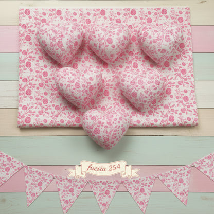 fucsia 254 tessuto cucito creativo feltro pannolenci stampato fantasia disegnato fiorellini primavera fondo panna rosa pastello uso lavoretti creativi bambini pasquali ghirlande fuoriporta centrotavola fiori composizioni casetta uccellini cuore