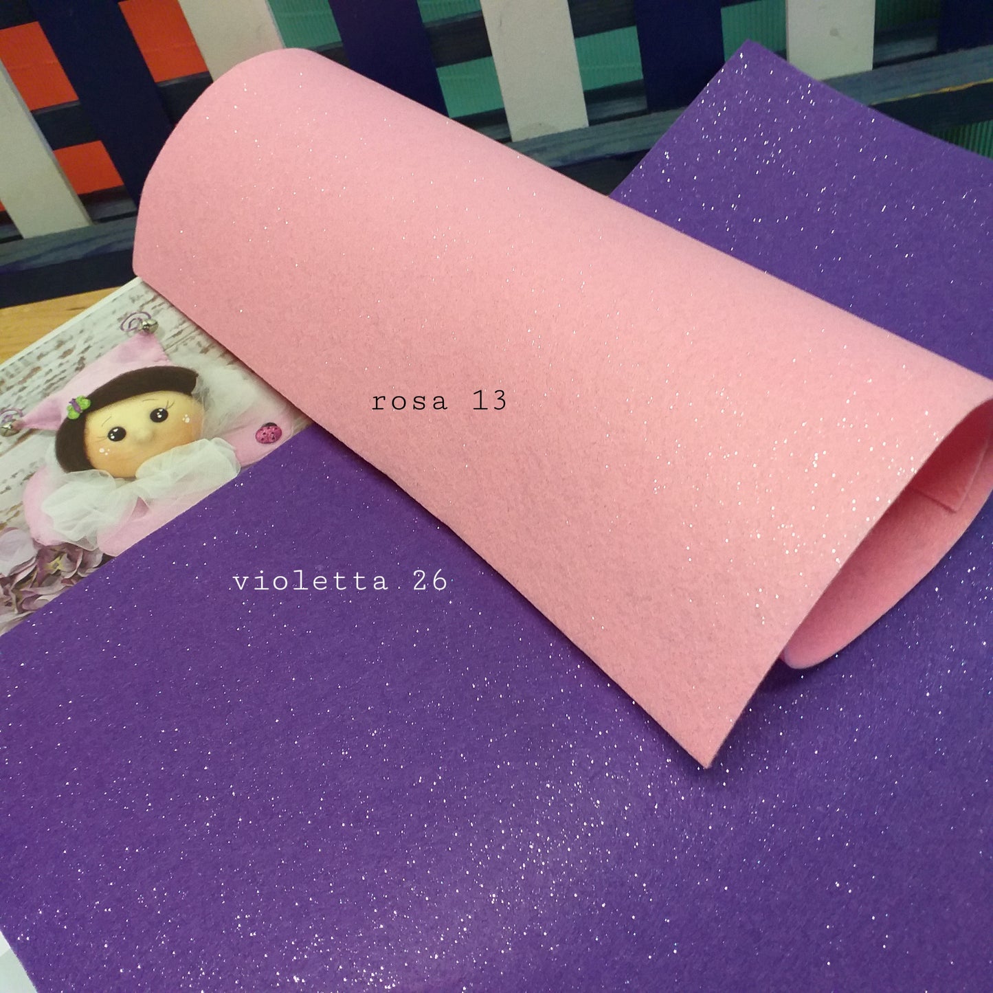colori con brillantini glitter lavoretti creativi bambini fiocco nascita coccarda bambola fuoriporta con pannolenci glitterato feltro brillantinato rosa lilla violetta