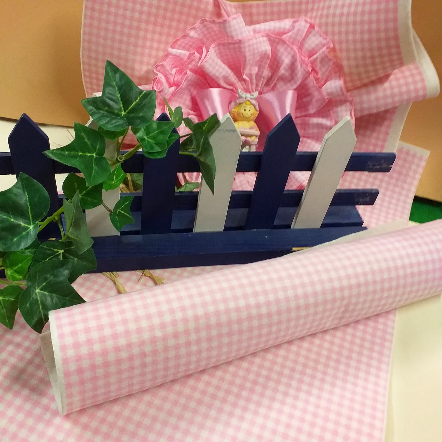 rosa bimba scampolo pezza di stoffa a quadretti pannolenci tessuto feltro corredino nascita bambini cameretta fiocco ad uso materiale cucito creativo hobbistica gnomi bambole ghirlanda fuoriporta