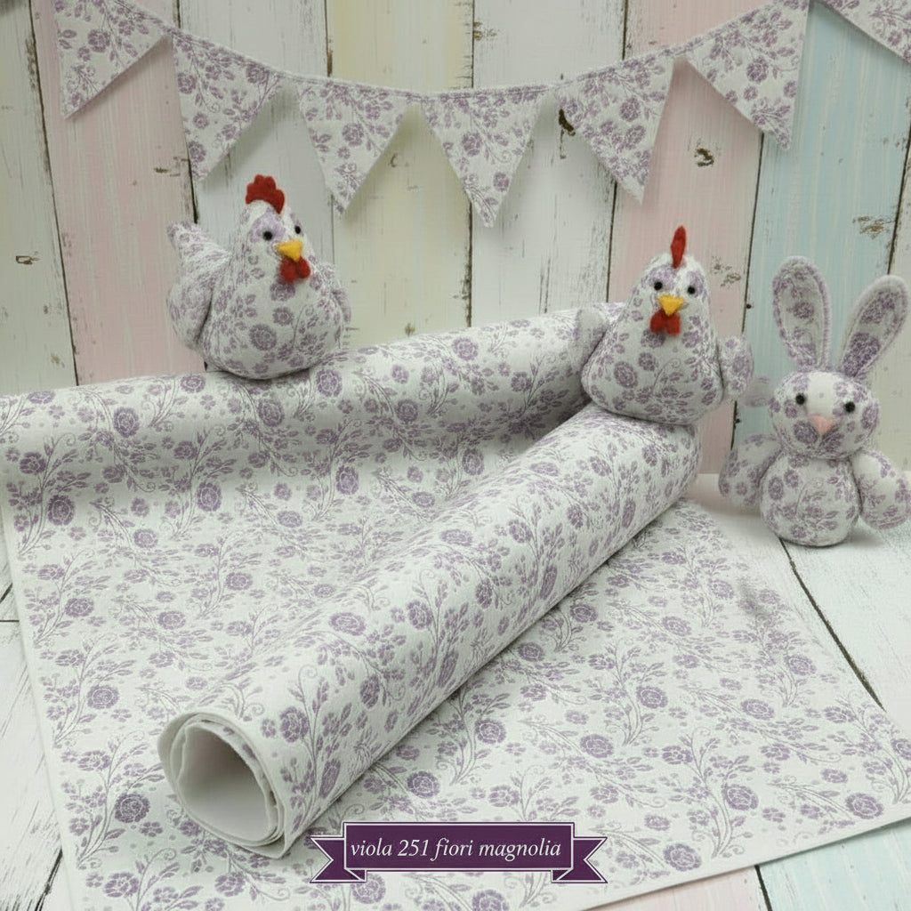 lilla viola pannello tessuto cucito creativo feltro pannolenci stampato fantasia disegnato fiorellini primavera fondo panna rosa pastello uso lavoretti creativi bambini pasquali ghirlande fuoriporta centrotavola fiori composizioni casetta uccellini cuore gallinella coniglietto uovo