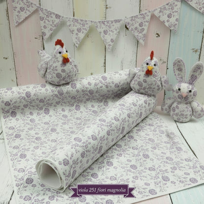 lilla viola pannello tessuto cucito creativo feltro pannolenci stampato fantasia disegnato fiorellini primavera fondo panna rosa pastello uso lavoretti creativi bambini pasquali ghirlande fuoriporta centrotavola fiori composizioni casetta uccellini cuore gallinella coniglietto uovo
