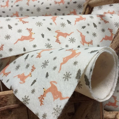 renne natalizie pannolenci stampato Natale feltro morbido fantasia fiocco di neve pini abeti su fondo bianco panna paesaggio invernale uso cucito creativo bambole gnomi folletti elfi