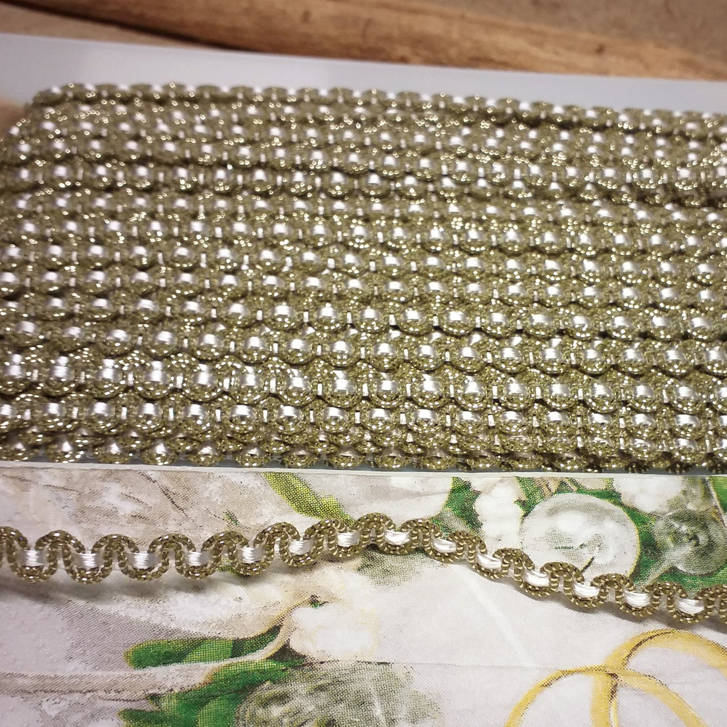 passamaneria natalizia rifiniture nastri decorativi raso bordo bianco bordura dorata di broccato ad uso cucito creativo bambole Natale angioletti decorazioni albero packaging vetrinistica hobbistica