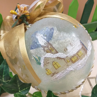 primo piano pallina sfera plastica plexiglass trasparente divisibile decorazioni casette Presepe decoupage Natale con pasta neve struttura e brillantini glitter
