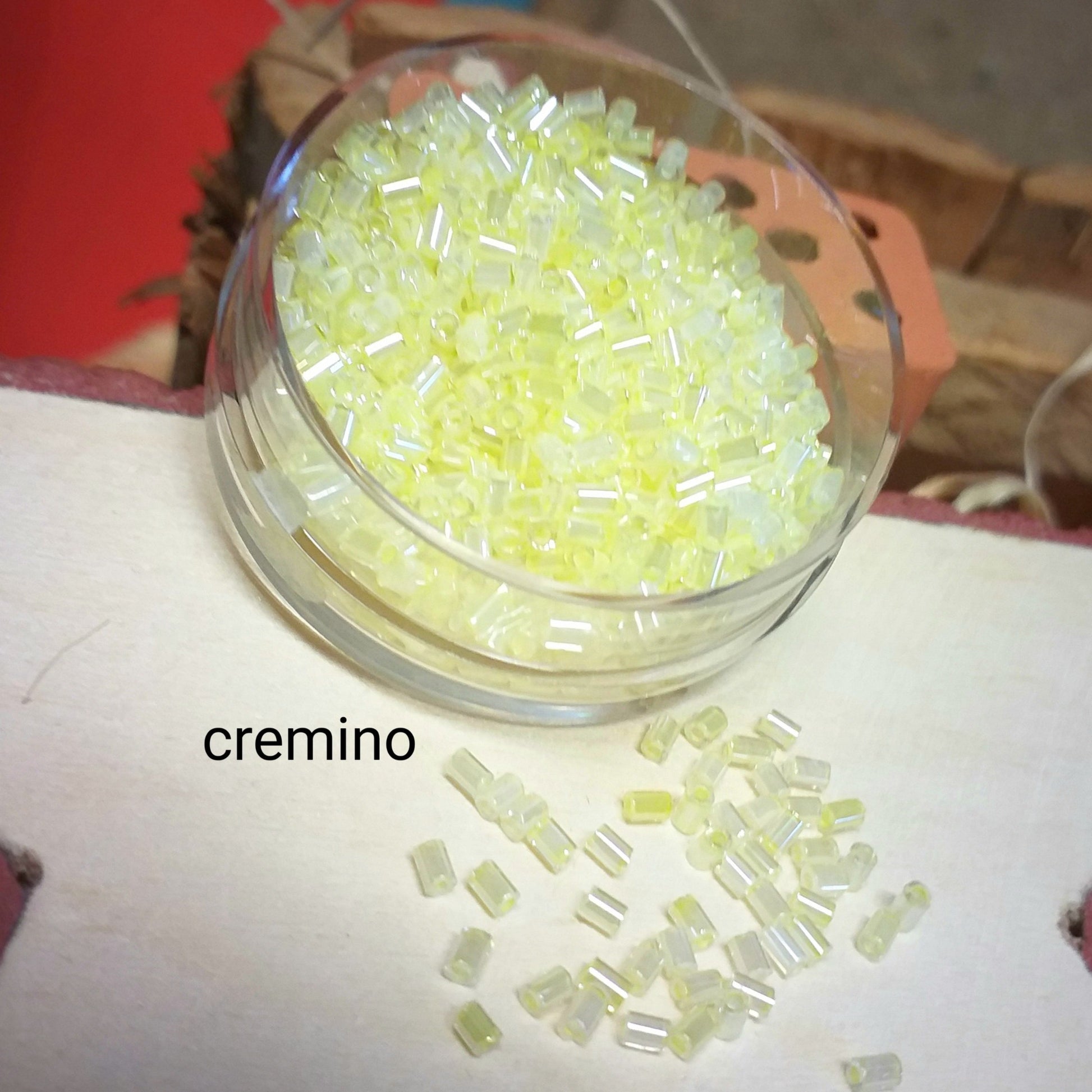 giallo cremino 2 mm negozio bastoncini conteria rocailles mezze linee pivette tubicini baguettes perline perle da ricamo abbigliamento tubetti uso ricamare abiti costumi borse bigiotteria creare bijoux bigiotteria fai da te gioielli sandali