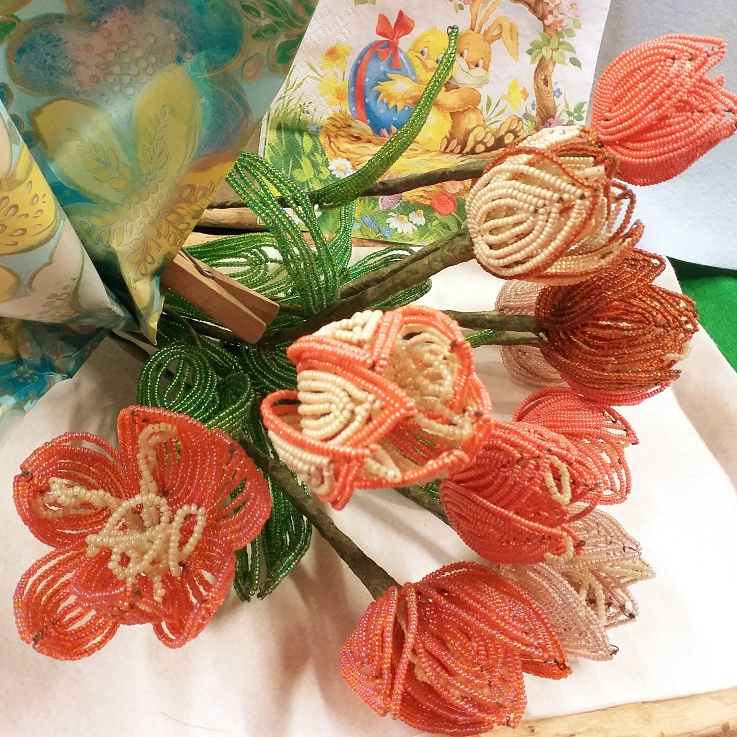 mazzo bouquet composizione pasquale perline arancioni pesca salmone rocailles di vetro iridescente conteria creare fiori veneziani tulipani perle cangianti arcobaleno hobby fai da te