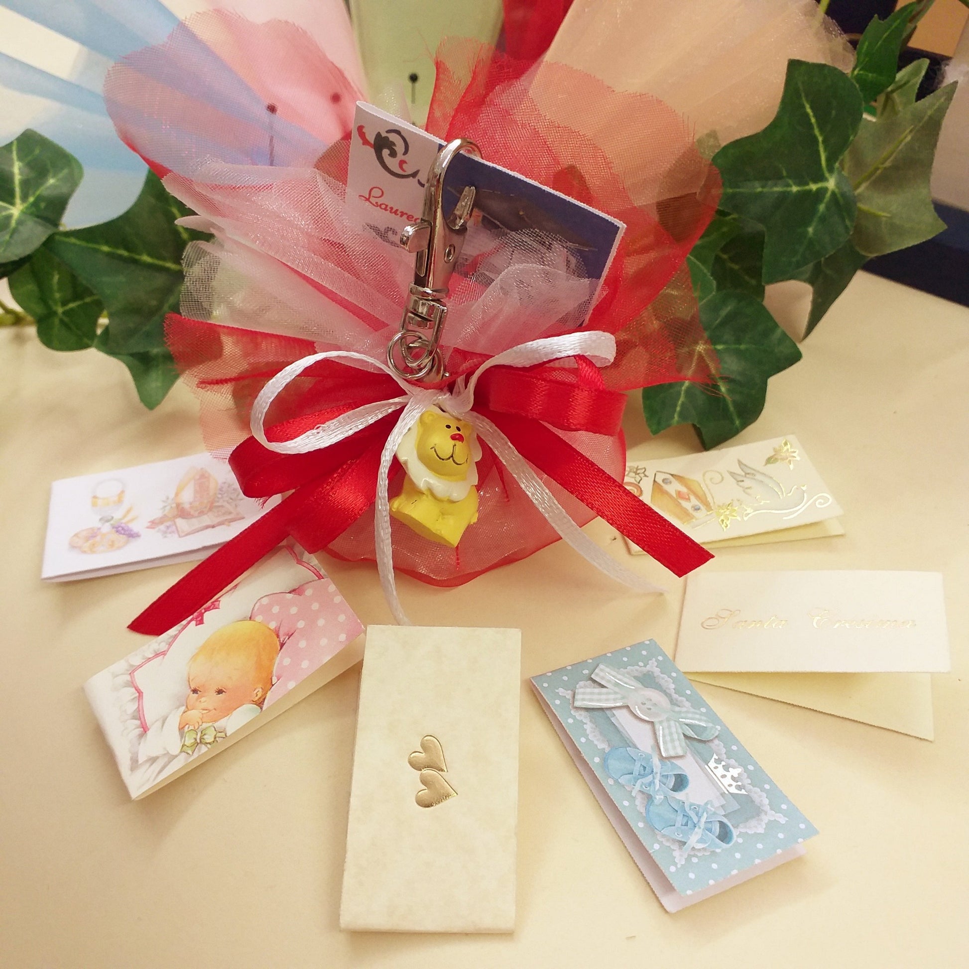 la scelta dei bigliettini  laurea, comunione cresima nascita bimba anniversario battesimo bimbo cresima per confezionare animaletti portachiavi bomboniere sacchettino confetti pronto colore rosso bianco