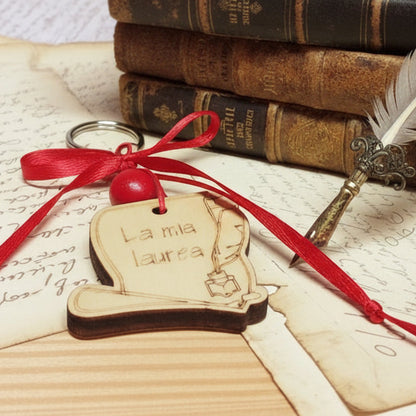 pergamena inchiostro calamaio portachiavi laurea ciondolo legno fatto a mano con perline corda rossa fiocchetto per bomboniere fai da te originali diploma magistrale facoltà universitarie