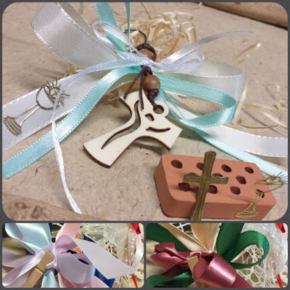 cordino perline legno Croce Tau francescana portachiavi segnaposto bomboniere Comunione Cresima colori bambino bambina nastri fiocco coccarda sticker etichetta simboli Calice