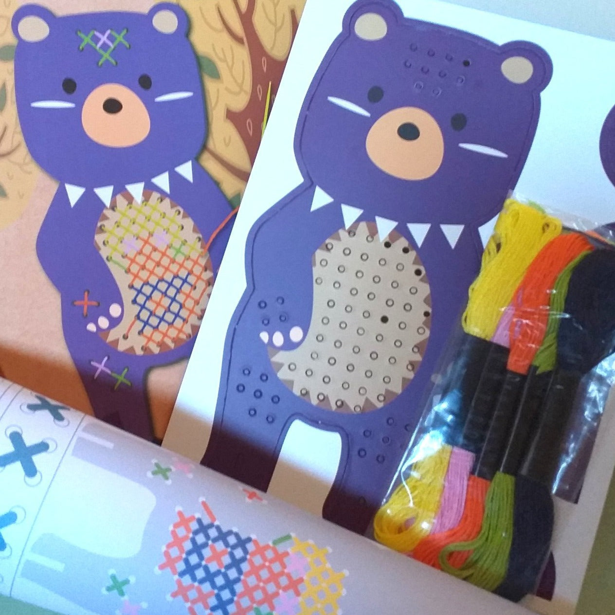 ricamare orsetti viola lilla creare lavoretti per bambini punto croce ricamo animali giochi creativi con kit biglietto quadretto disegno colorato stampato matassine filo di cotone lanato multicolore