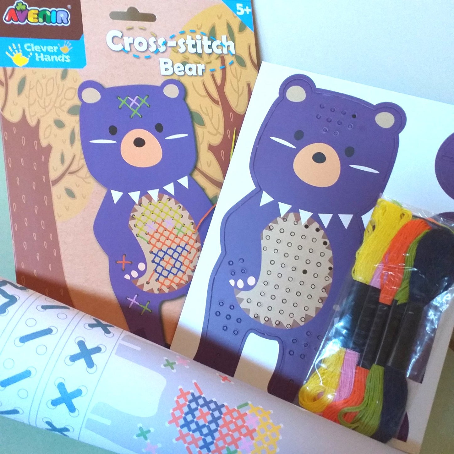 ricamo creare lavoretti per bambini punto croce animali giochi creativi con kit biglietto quadretto disegno colorato stampato orsacchiotto viola matassine filo di cotone lanato multicolore per ricamare