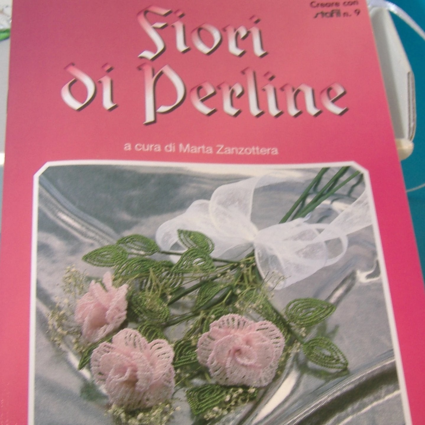 manuale rivista fiori di perline Stafil a cura di Marta Zanzottera copertina con rose