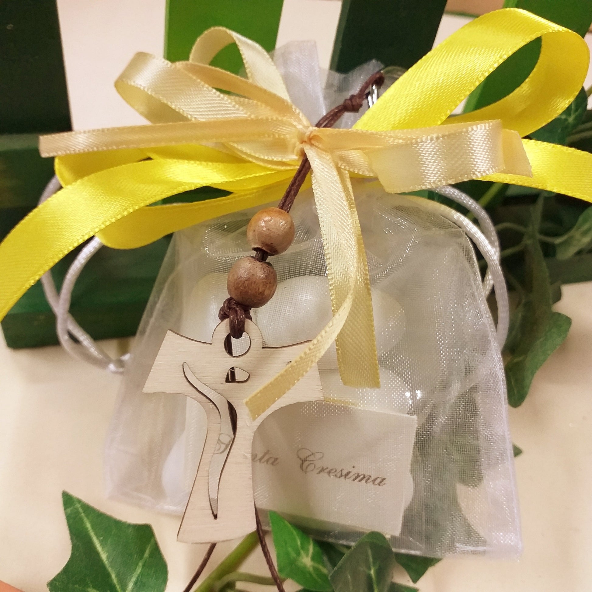 portachiavi Croce Tau legno francescana sacchettini Comunione Cresima bianco giallo per bomboniere sacre religiose bimba e bimbo confezionate confetti bigliettino stampato
