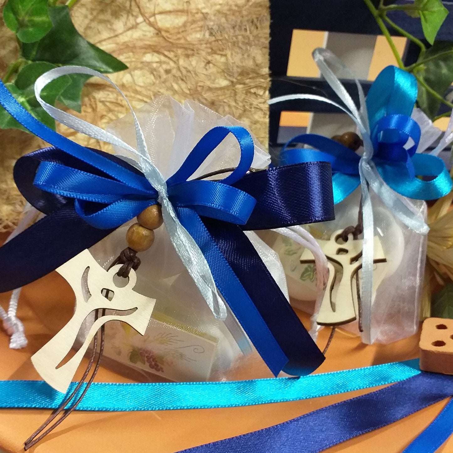 sacchetti comunione cresima nastro celeste blu sfumato bambino ragazzo con portachiavi Croce francescana Tau legno naturale confezionati confetti bigliettino simboli Santo Giorno icona sacra religiosa