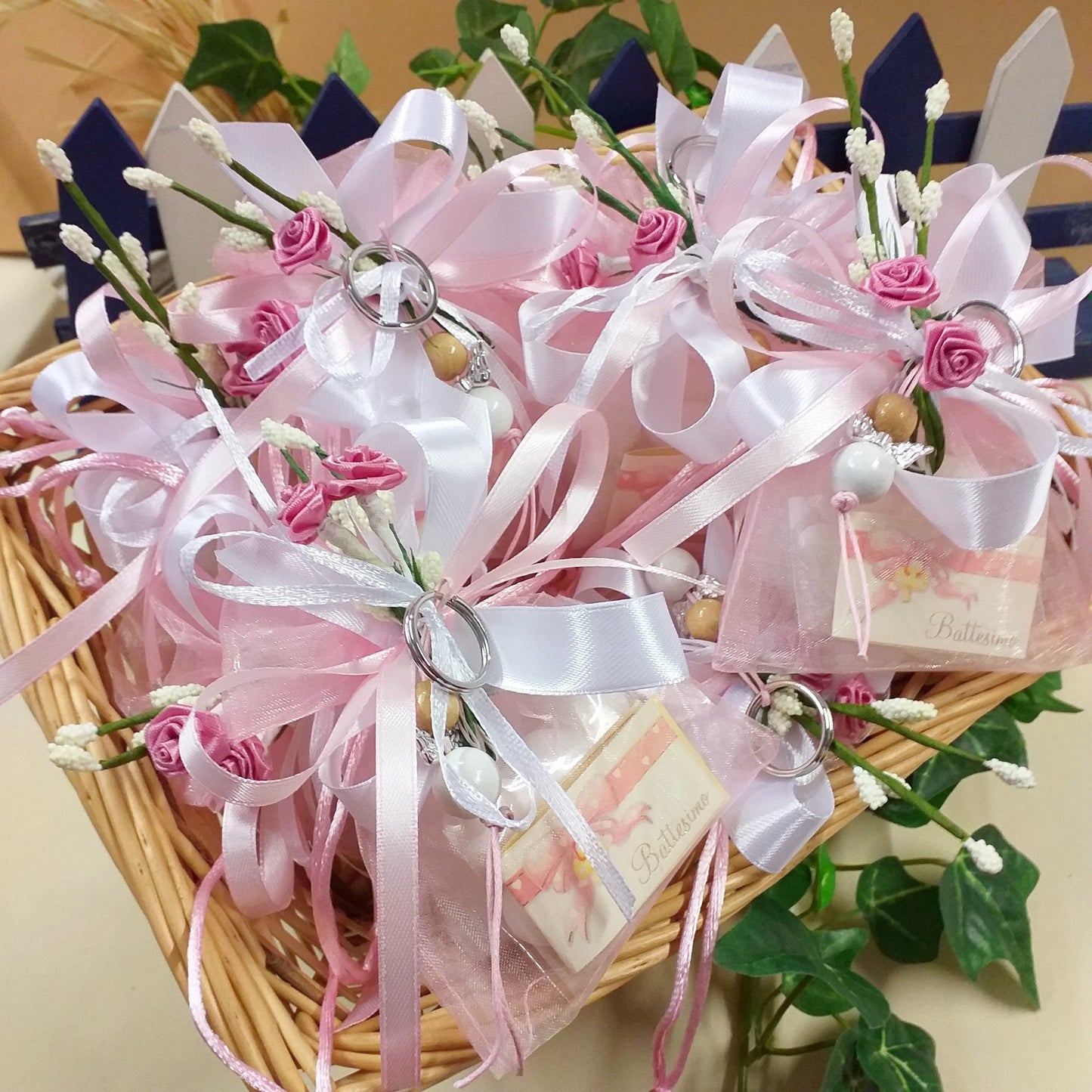 rosa bianco sacchettini battesimo bimba Comunione Cresima bambina bomboniere confezionati portachiavi angioletto shabby chic perline personalizzato fatto a mano angelo perle legno