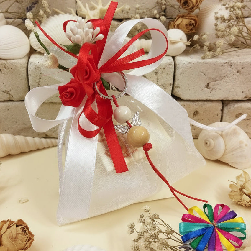 rosso bianco sacchettini bomboniere portachiavi angioletto fatto a mano angelo perle legno per Battesimo bimba Comunione bambina ragazza Cresima confezionato confetti bigliettino fiori roselline nebbiolina nastro
