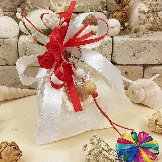 rosso bianco sacchettini bomboniere portachiavi angioletto fatto a mano angelo perle legno per Battesimo bimba Comunione bambina ragazza Cresima confezionato confetti bigliettino fiori roselline nebbiolina nastro