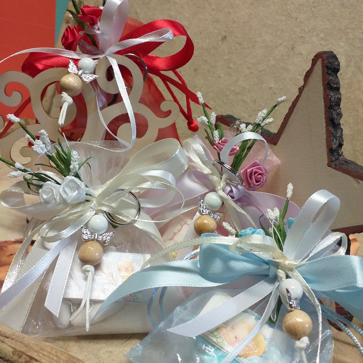 rosso bianco rosa celeste azzurro sacchettini bomboniere portachiavi angioletto fatto a mano angelo perle legno per Battesimo bimbo bimba Comunione bambini Cresima confezionato confetti bigliettino fiori roselline nebbiolina nastro