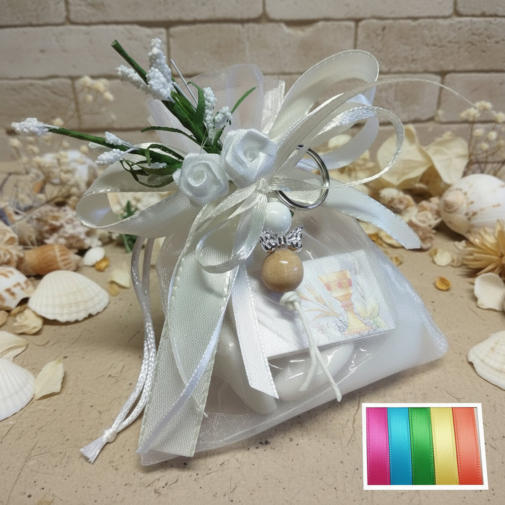 panna e bianco sacchettini bomboniere portachiavi angioletto fatto a mano angelo perle legno per Battesimo bimbo bimba Comunione bambino bambina Cresima ragazzi confezionato confetti bigliettino fiori roselline nebbiolina nastro