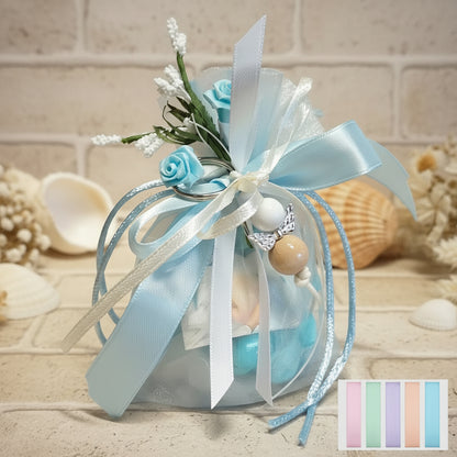 celeste azzurro bianco sacchettini bomboniere portachiavi angioletto fatto a mano angelo perle legno per Battesimo bimbo Comunione bambino Cresima ragazzo confezionato confetti bigliettino fiori roselline nebbiolina nastro