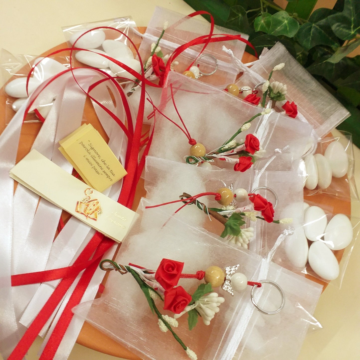 kit fai da te sacchettini bianchi bomboniere portachiavi angioletto fatto a mano angelo perle legno per Battesimo bimbo bimba Comunione Cresima confezionato confetti bigliettino fiori roselline nebbiolina nastro
