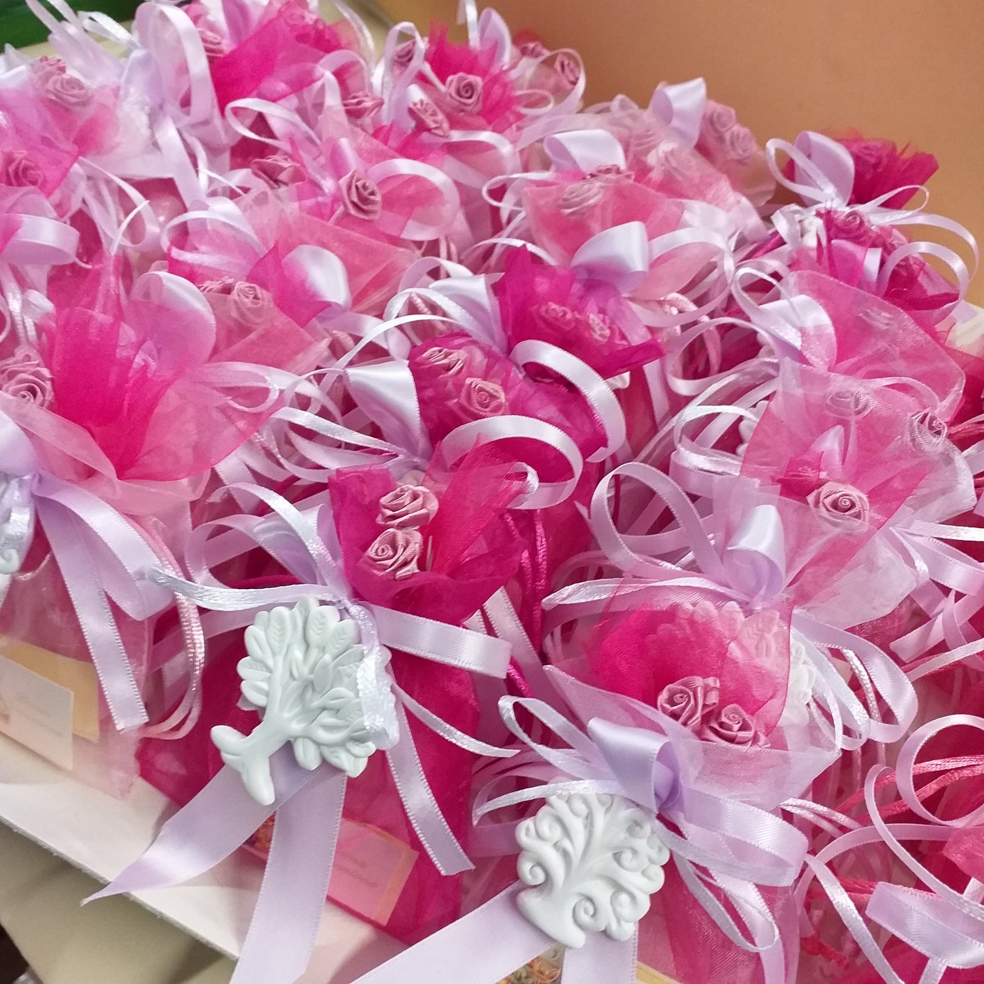 confettata di sacchettini bomboniere organza gessetto albero della vita segnaposto matrimonio Prima Comunione Santa Cresima Battesimo bimba femminuccia confezionati confetti e bigliettino personalizzato roselline