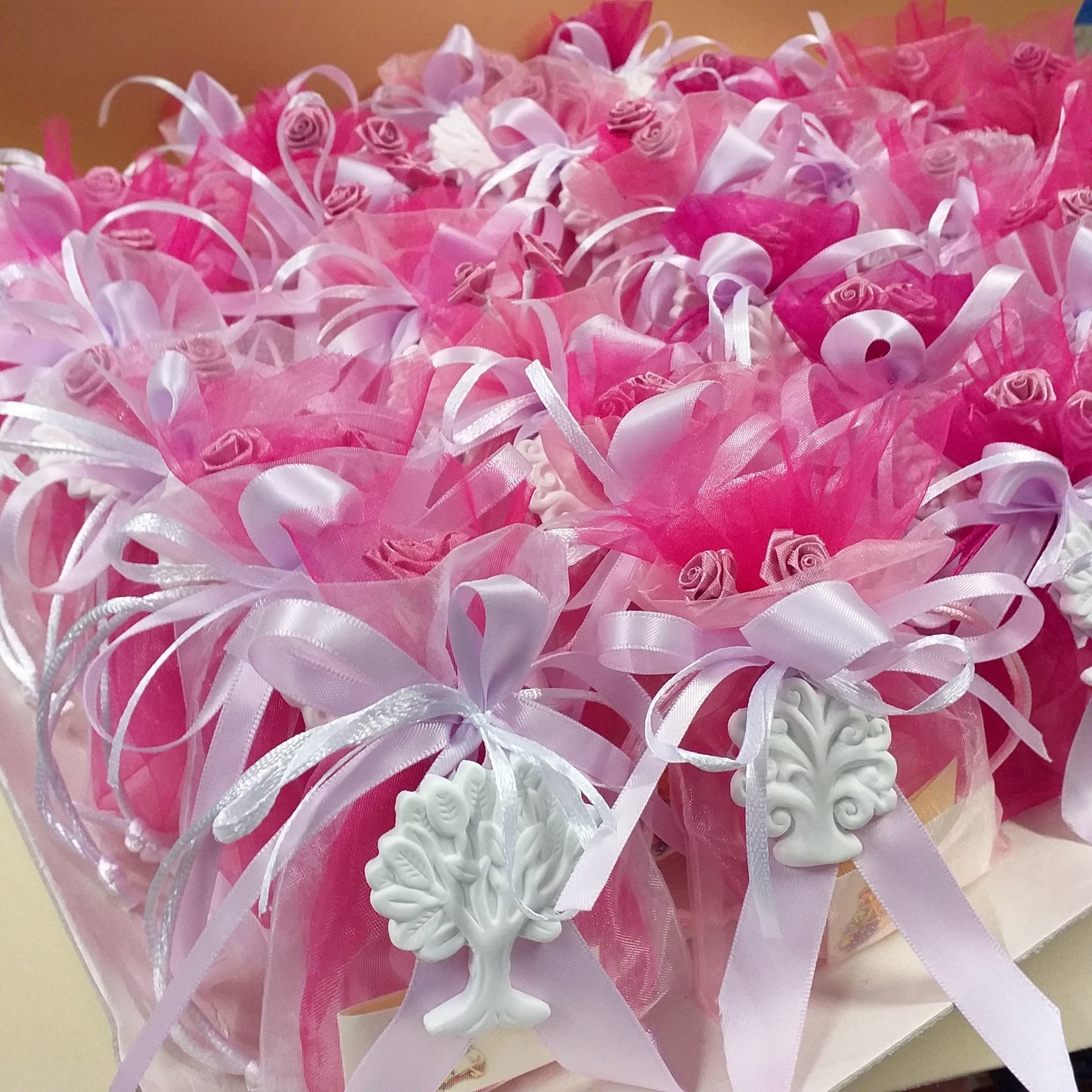 allestimento sacchettini bomboniere organza gessetto albero della vita per confettata e segnaposto matrimonio Prima Comunione Santa Cresima Battesimo bimba femminuccia confezionati confetti e bigliettino personalizzato roselline